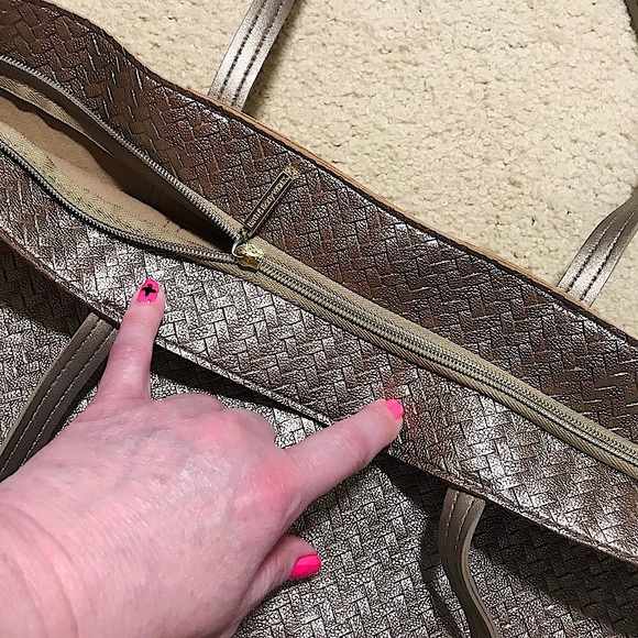 🆕🔥BATH&BODY WORKS BEAUTIFULLY COLORED BRONZE/GOLD WEEKENDER BAG!! MSRP 45$NWT - Picture 6 of 12